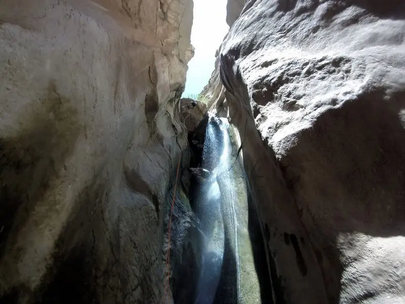 آبشار سیمک از نمای پایین در میان صخره‌ها