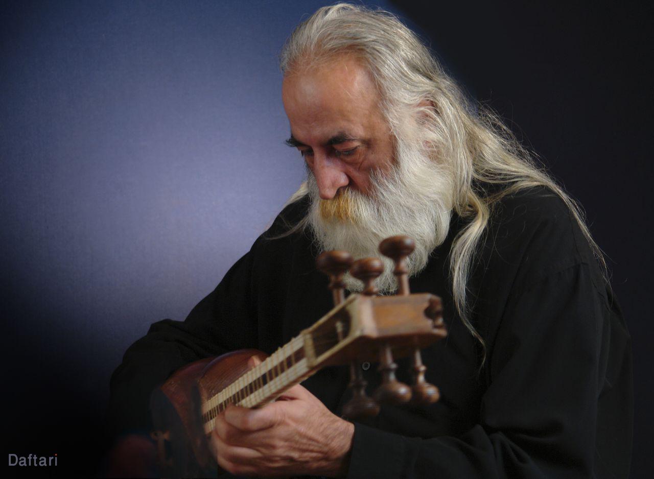 استاد محمدرضا لطفی در حال نواختن ساز