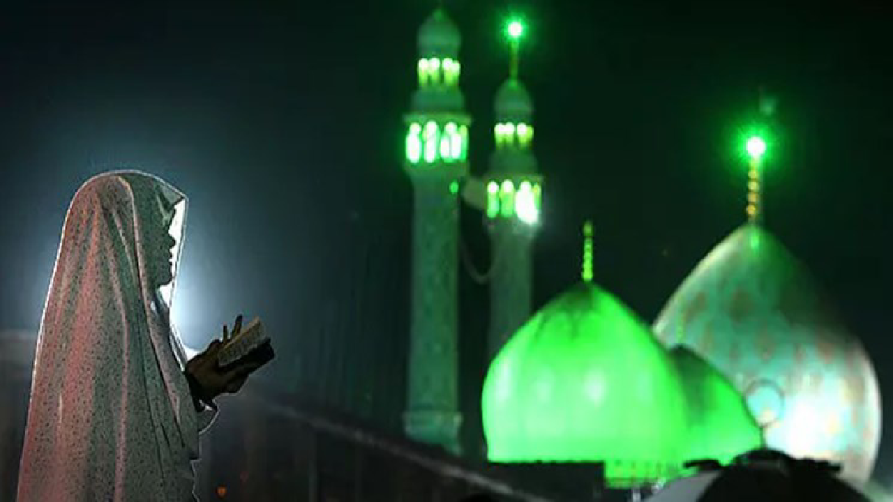زنی در حال دعا در مسجد جمکران