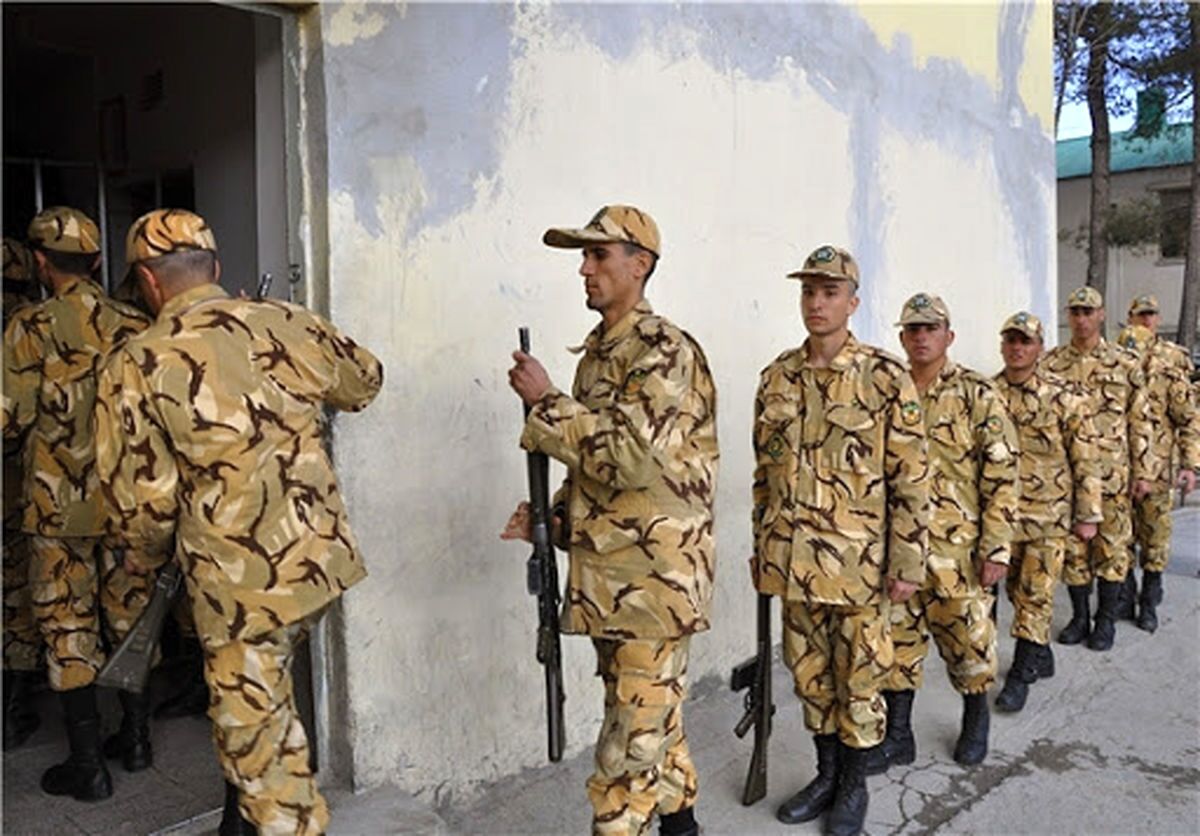 سربازها در صف تحویل سلاح