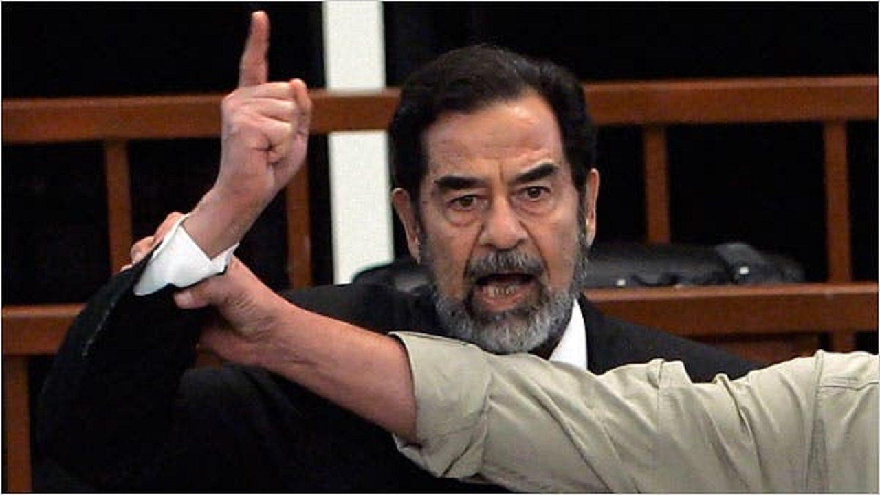 صدام حسین در دادگاه در حال دفاع
