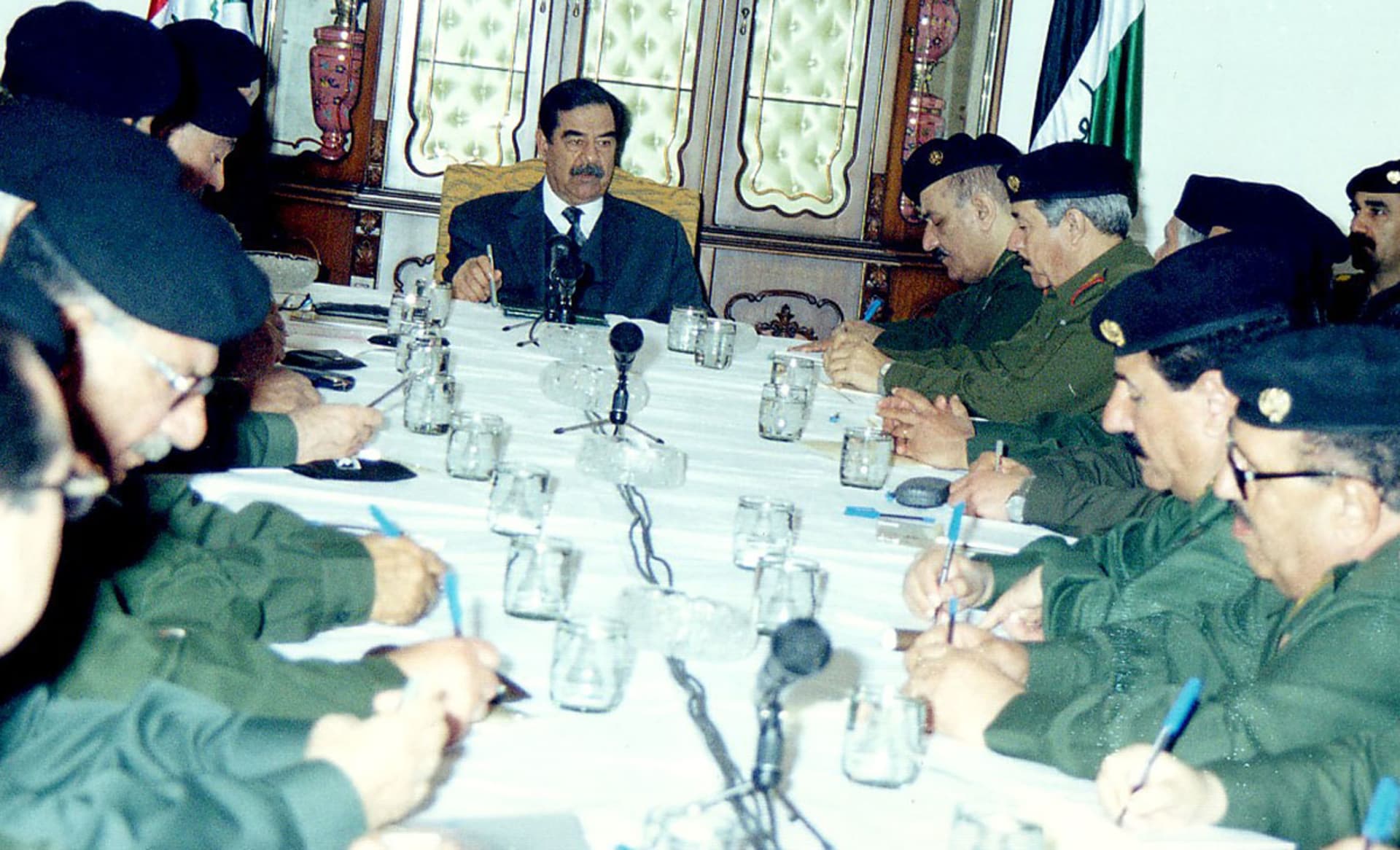 صدام در جمع فرماندهان عراقی
