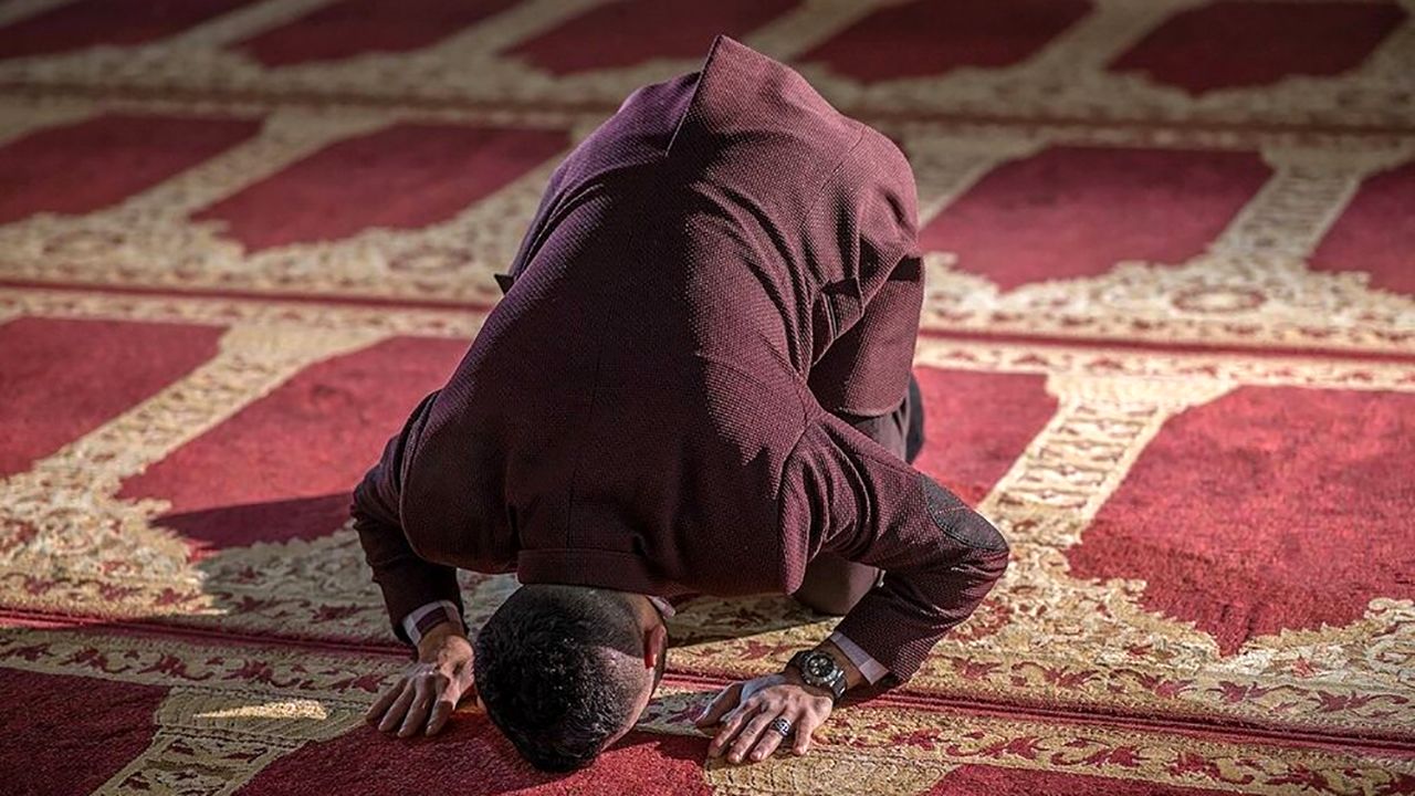 نماز خواندن یک مرد در مسجد