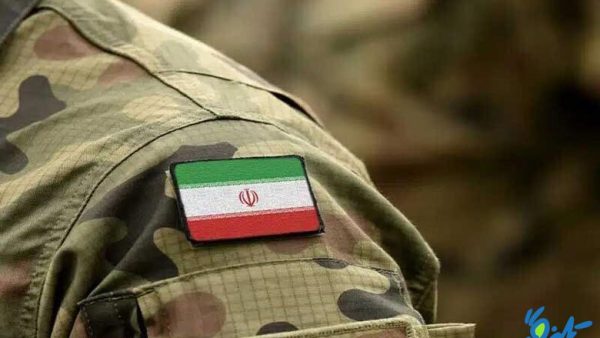 پرچم ایران روی بازوی یک سرباز