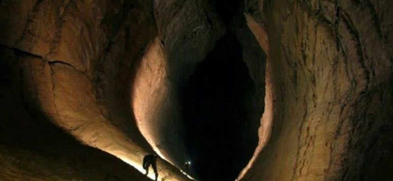 گروهی از صخره نوردان در حال صعود از غار قاتل