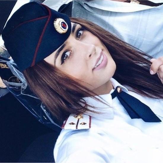 یک دختر خلبان زیبای روس