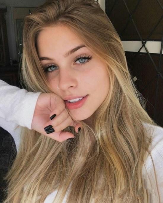 یک دختر زیبای روس