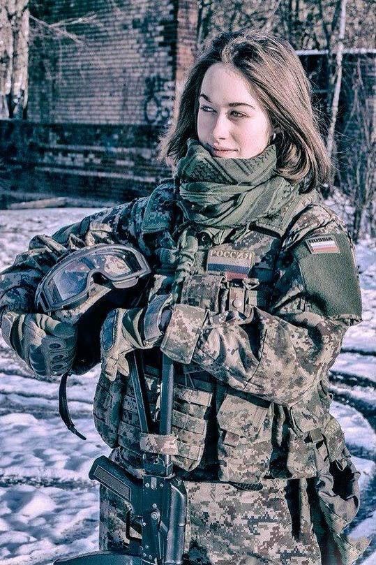 یک دختر نظامی زیبای روس