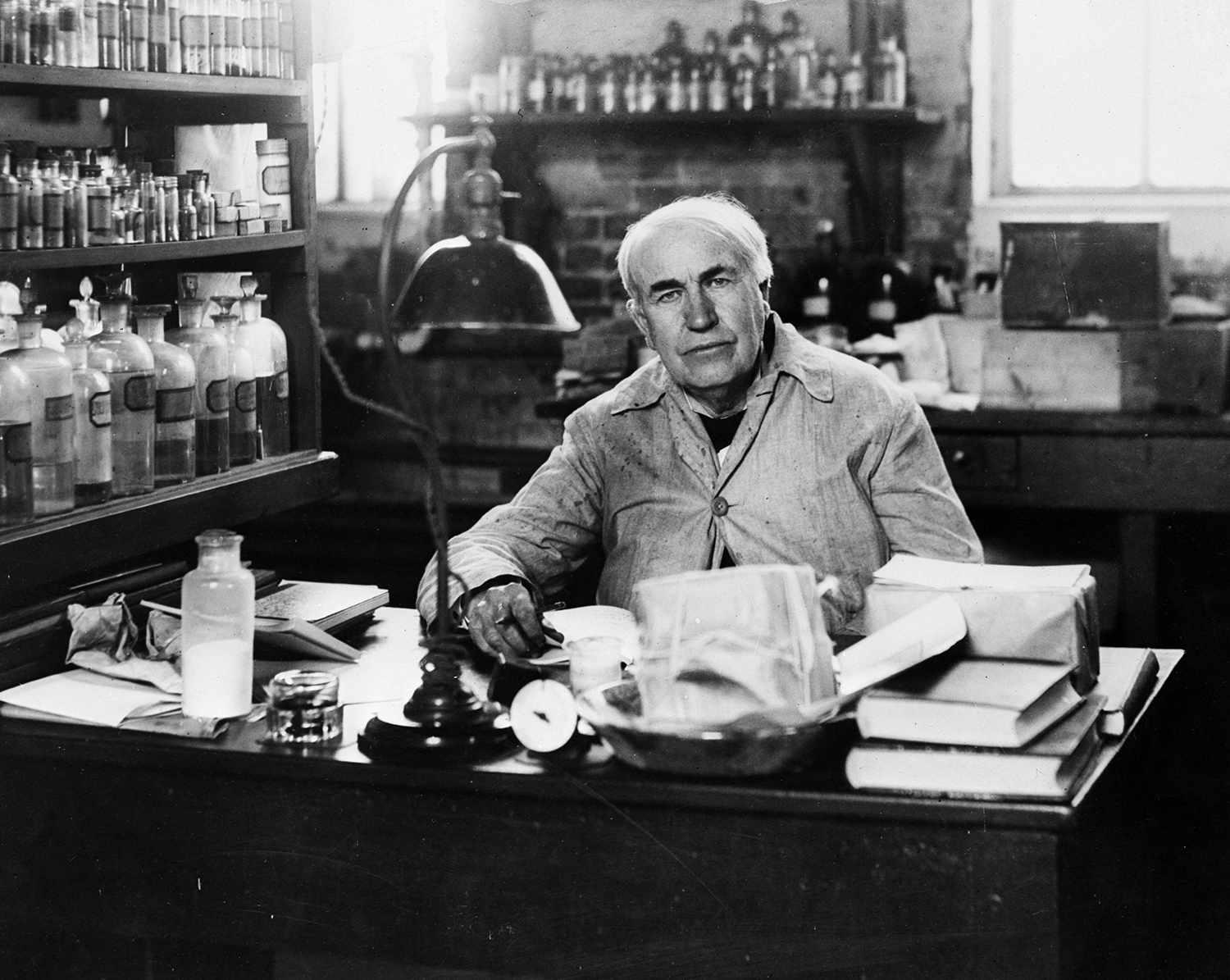 توماس ادیسون در آزمایشگاهش