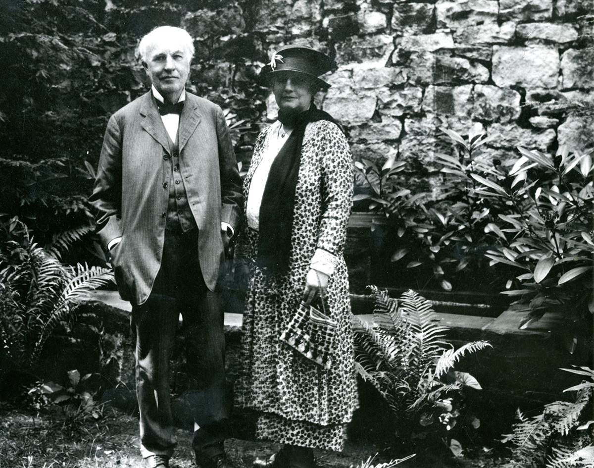 توماس ادیسون در کنار همسرش
