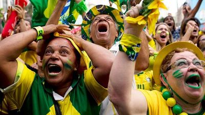 شادی طرفداران برزیل بعد از برد در مقابل مکزیک