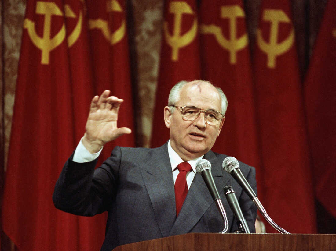 میخائیل گورباچف در حال سخنرانی در حزب کمونیست شوروی