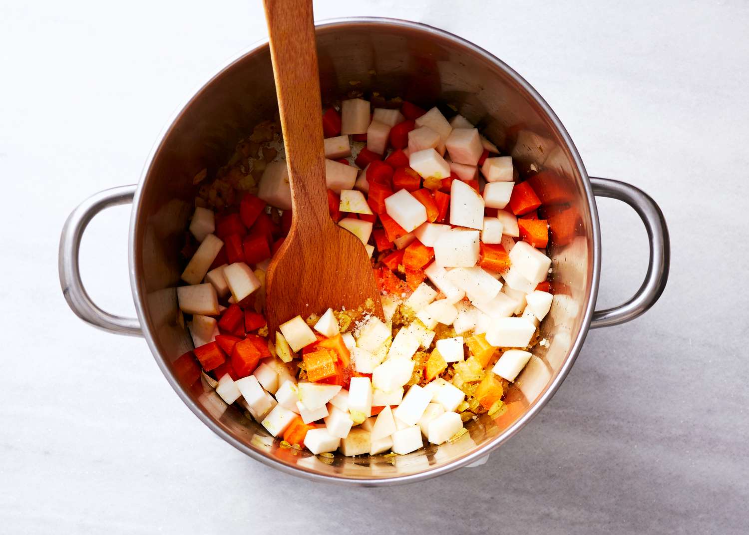 هویج و شلغم و پیاز برای سوپ شلغم