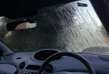 رفع بخار شیشه خودرو در باران