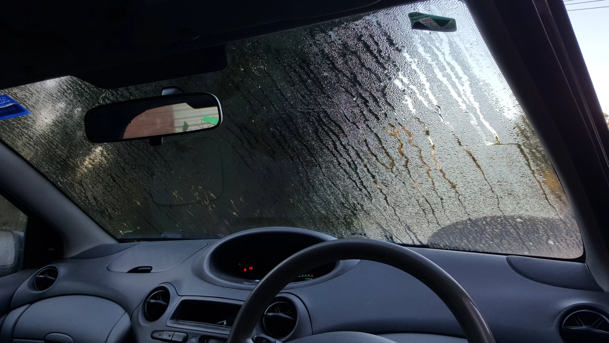 رفع بخار شیشه خودرو در باران