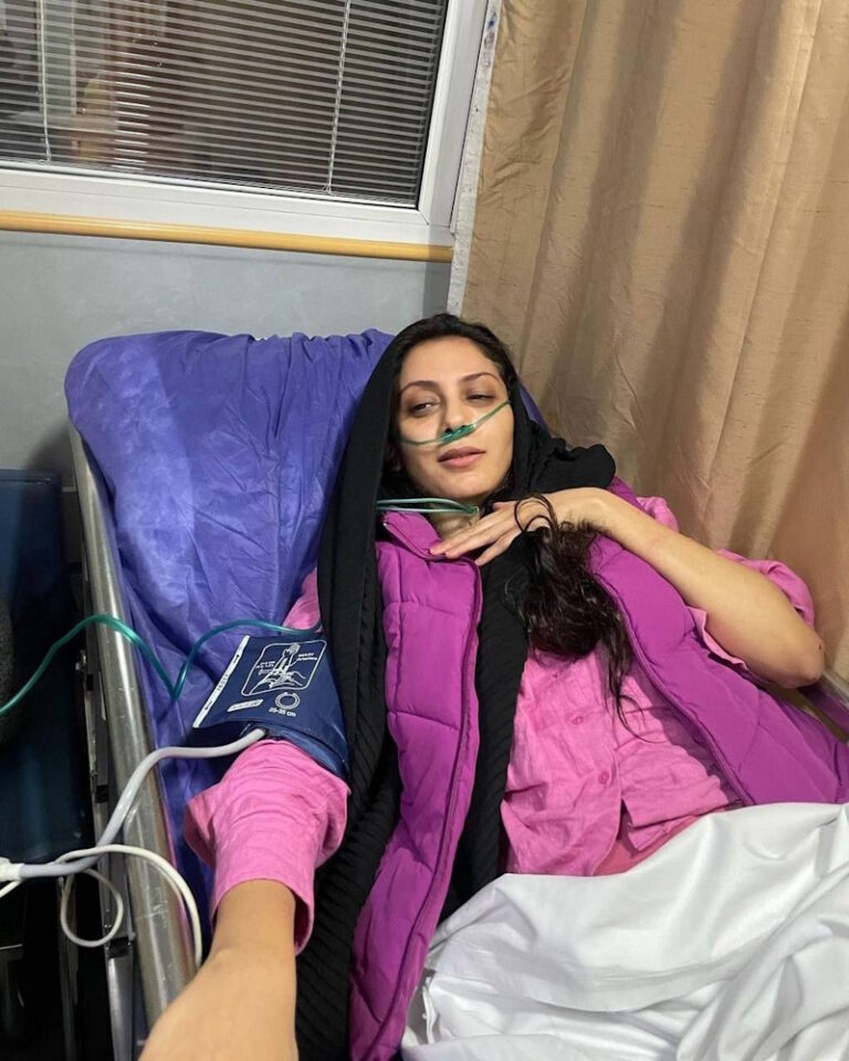 مونا فرجاد در بیمارستان