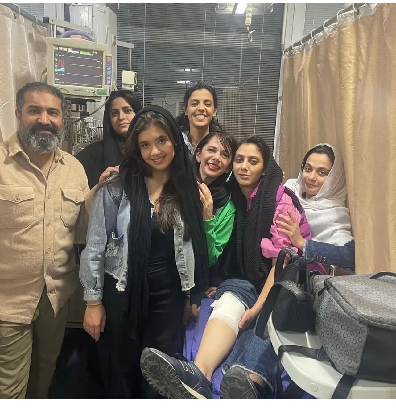 مونا فرجاددر بیمارستان برای آسب پس از حمله زورگیران