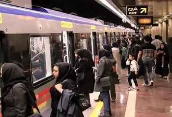درگیری مسافران مترو بر سر نیمه برهنه بودن یک دختر + فیلم