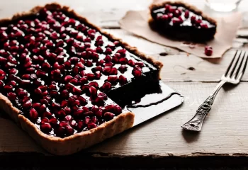 طرز تهیه کیک انار شکلاتی برای شب یلدا