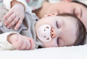 دلایل اختلال خواب در نوزادان 7 تا 12 ماهه + درمان