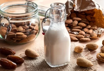 طرز تهیه شیر بادام خانگی؛ بهترین روش درمان سرفه