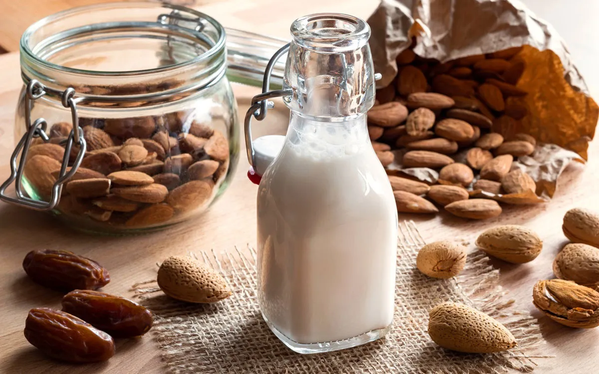 طرز تهیه شیر بادام خانگی؛ بهترین روش درمان سرفه