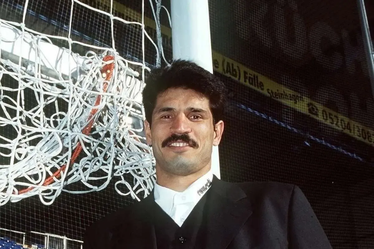 سوژه عجیب یک مجله آلمانی ؛ وقتی سبیل علی دایی مسئله ریاضی میشود!