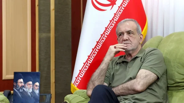 حضور رییس جمهور با تیشرت آستین کوتاه در یک جلسه رسمی