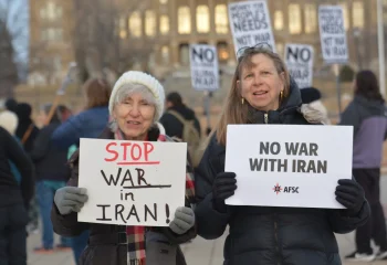 تصویر دو زن امریکایی مخالف جنگ با ایران با پلاکاردهایی در دست