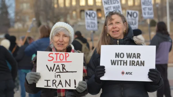 تصویر دو زن امریکایی مخالف جنگ با ایران با پلاکاردهایی در دست