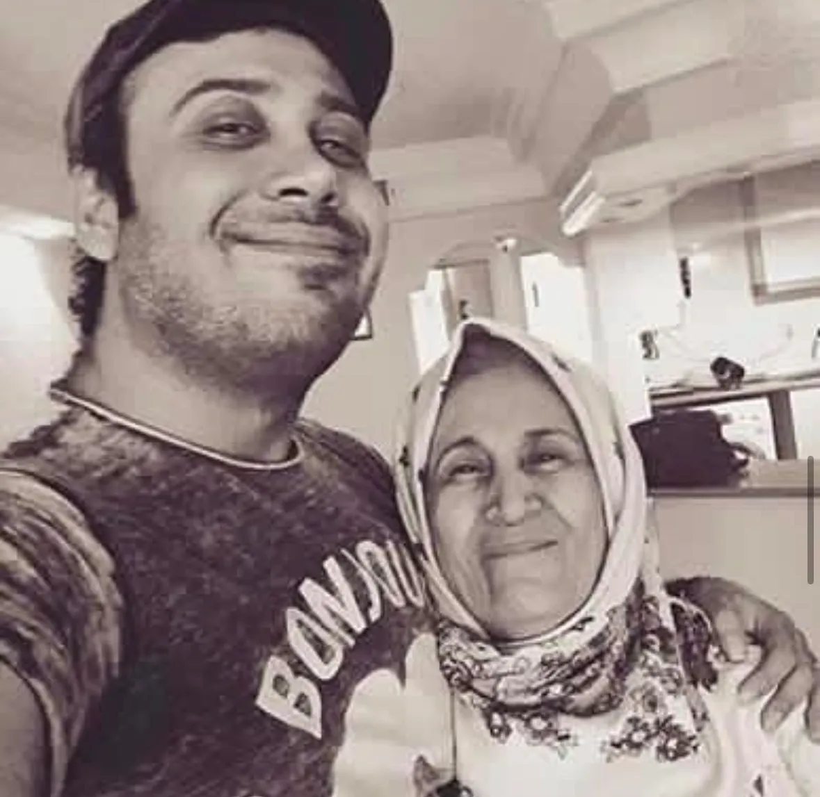 مادر محسن چاوشی