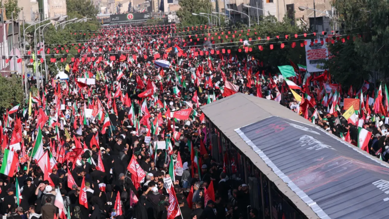 آغاز مراسم تشییع رهبر شهید انقلاب با حضور گسترده مردم