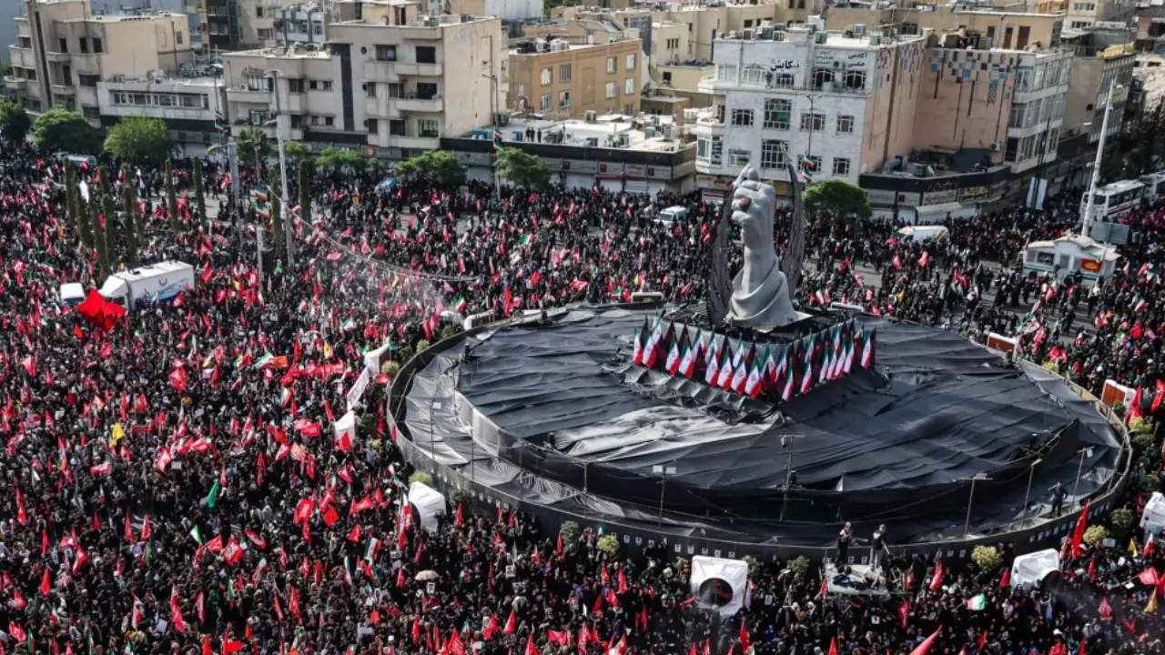 احمدینژاد در مراسم تشییع حاضر شد + عکس