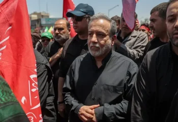 سنگپرانی به عراقچی در مراسم تشییع!
