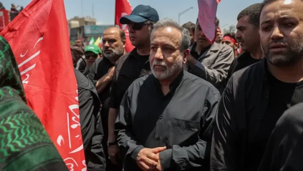 سنگپرانی به عراقچی در مراسم تشییع!