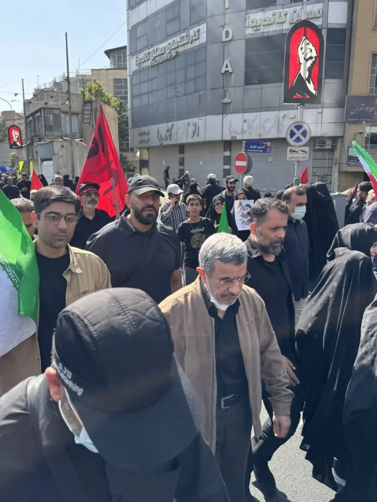 احمدینژاد پس از شایعات ترور در مراسم تشییع حاضر شد + عکس