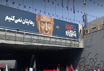 اجرای آیین نمادین «رجم شیطان» در مسیر تشییع امام شهید