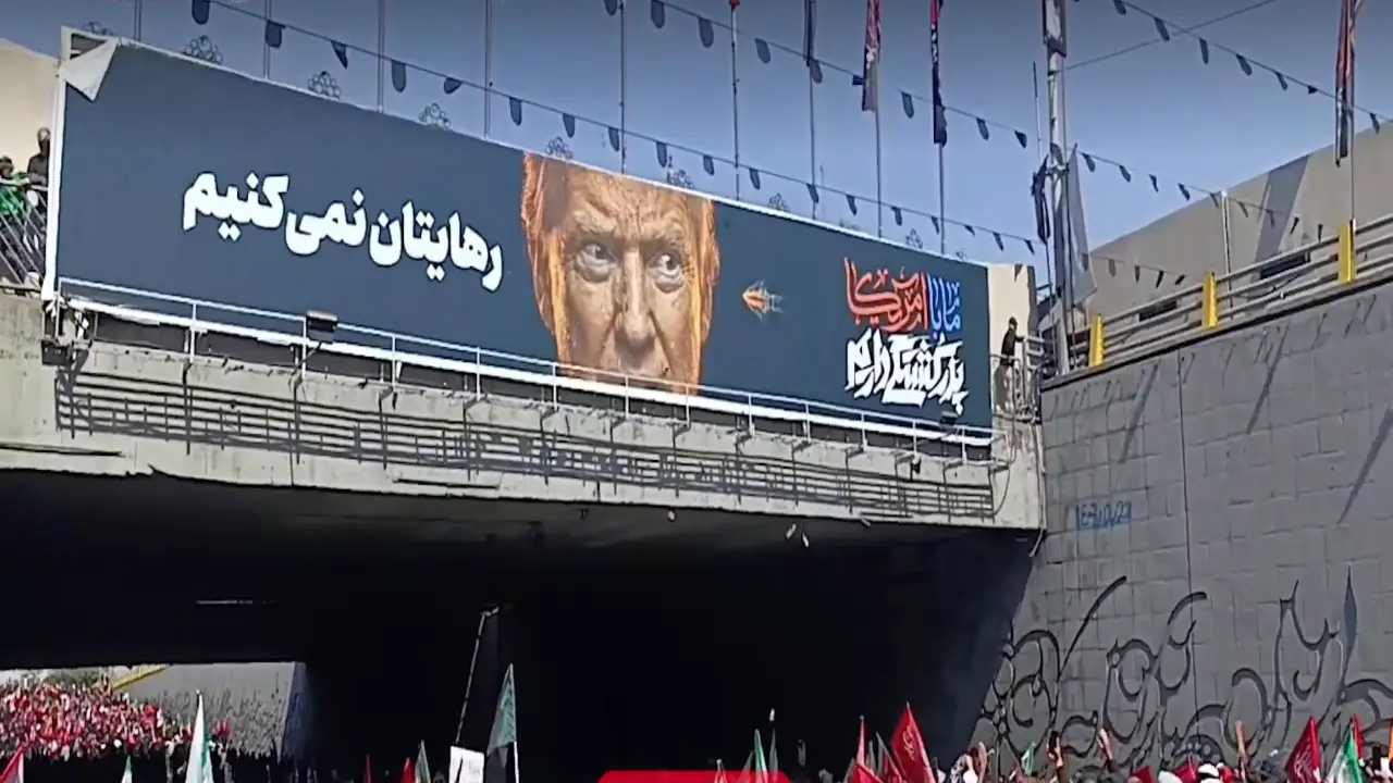 اجرای آیین نمادین «رجم شیطان» در مسیر تشییع امام شهید