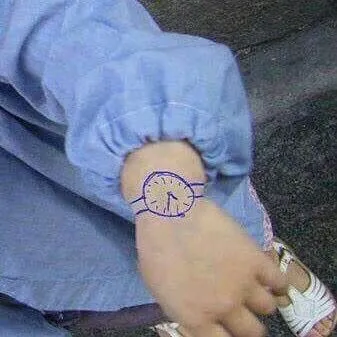 نقاشی ساعت با جای گاز روی دست