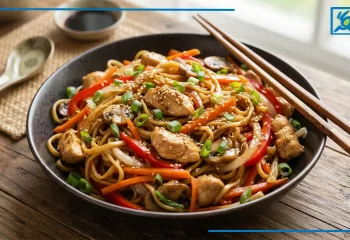 طرز تهیه نودل چینی با مرغ و سبزیجات + سس سویا