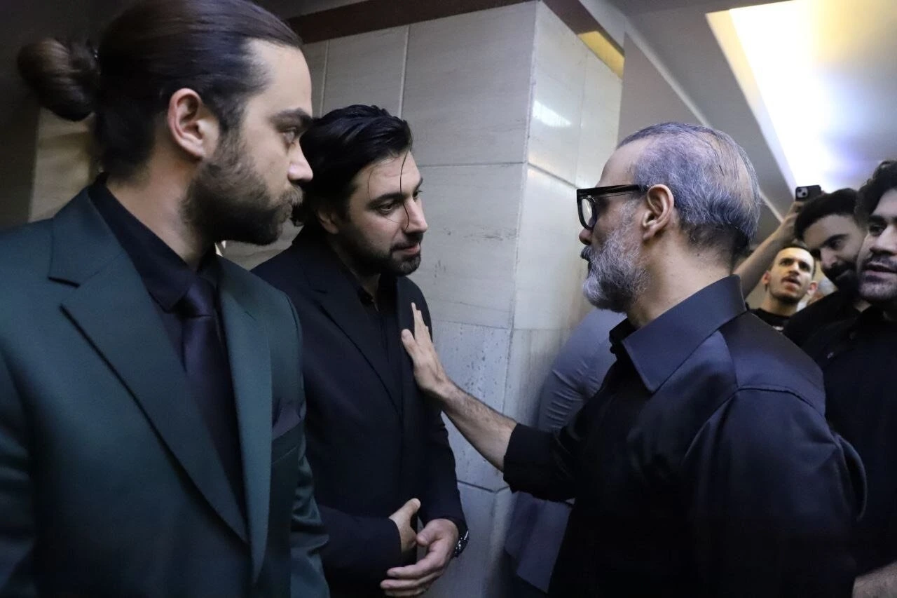 احسان خواجه امیری در مراسم ختم پدرش