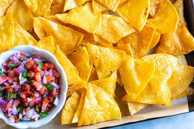 طرز تهیه چیپس ذرت خانگی در فر؛ خوشمزه تر از بازاری ها