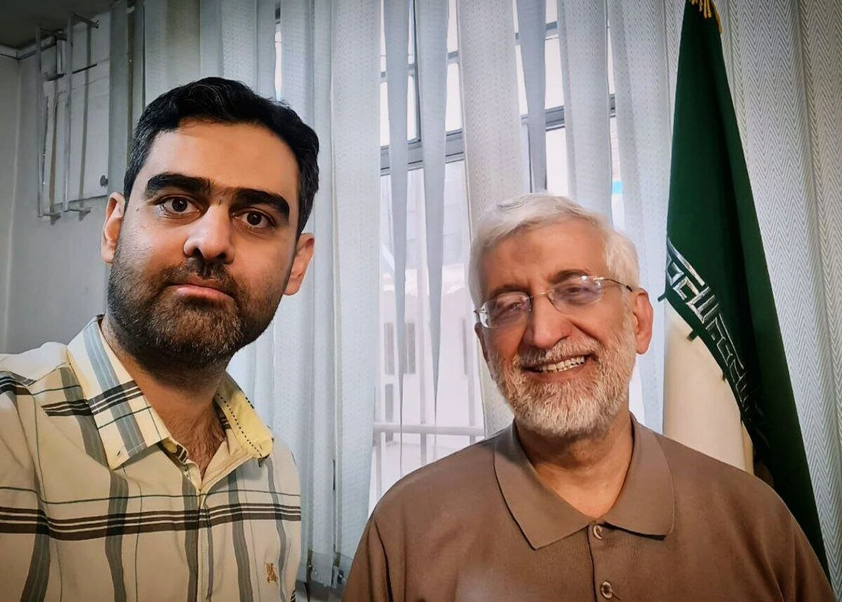 امیر حسین ثابتی نماینده مجلس در کنار کاندیدای مطبوعش در انتخابات سعید جلیلی